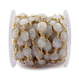 Hermosa Piedra Preciosa de Piedra Lunar Arcoíris de 10-15 mm, Corte Checker, Bañada en Oro sobre Latón, Cadena de Eslabones con Bisel Bañado en Oro, Fornituras Hechas a Mano - Product Image 1