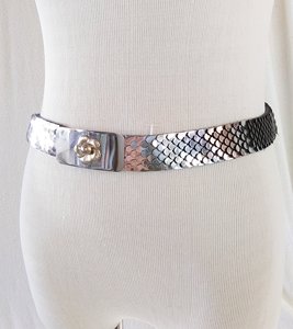 Cinturón Elástico Plateado Vintage Hecho a Mano con Diseño Mágico - Product Image 1