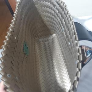 Bolsa de plástico con mango de cuero marrón, cierre tipo twist y lock de Vietnam - Product Image 4