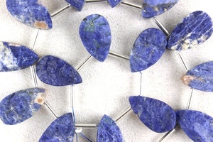 Piedra preciosa de sodalita Natural en forma de pera, 1 hebra, esmalte trasero, fabricación rugosa, joyería hecha a mano - Product Image 2