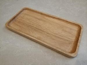 Plateau de service rectangulaire en bois avec porte-verre, design minimaliste fait main, assiette en bois massif - Product Image 3