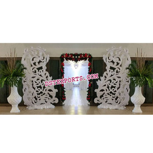 Decoración Moderna para Entrada de Boda en Blanco, Pilares Decorativos Colgantes de Fibra de Vidrio con Adornos Kundan - Product Image 1