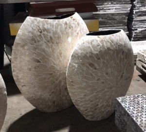 Vietnamese Design White Mother of Pearl Modern Decorative Flower Vase Table Vase for Home Decor Wholesale Price - Product Image 4