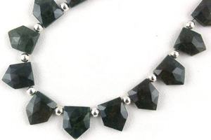 Perles de pierres précieuses de jaspe vert naturel fait à la main en forme de pentagone à facettes pour la fabrication de bijoux grossiste indien - Product Image 5