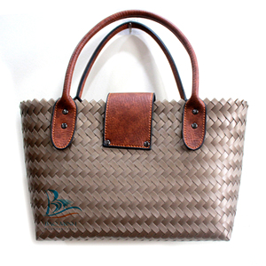 Bolsa de plástico con mango de cuero marrón, cierre tipo twist y lock de Vietnam - Product Image 2