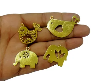 Colgante chapado en oro cepillado con dijes de pájaros y animales de Metal-Charms para encontrar joyas