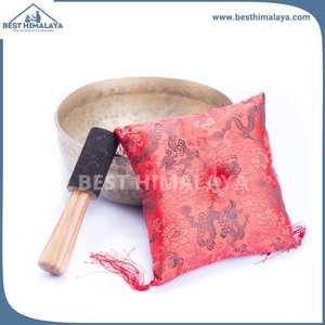 Bols chantants tibétains en laiton violet faits à la main avec des motifs culturels gravés pour la méditation des chakras et la guérison de l'âme - Product Image 5