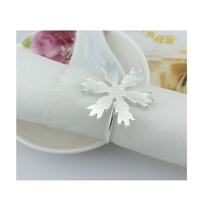 Rond de serviette en métal élégant classique à la main fleur Design porte-mouchoirs Occasion de mariage anneau de serviette décoratif - Product Image 5