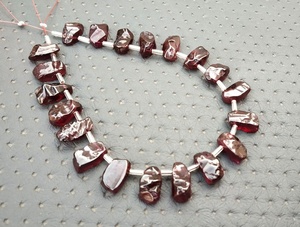 Pierre précieuse en grenat rouge naturel de forme inégale, poli, côté rugueux, bords de matière première percés, pierre de Type Multi naturel - Product Image 6