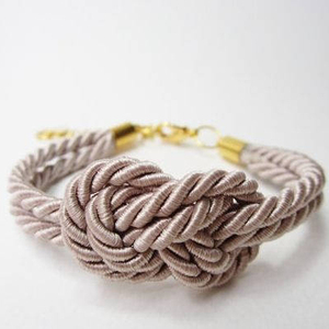 Bracelet « Tie the Knot » personnalisé, cadeaux pour demoiselles d'honneur, collection artisanale unique - Product Image 1