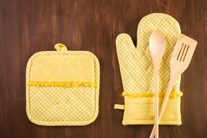 Fashionable Soft Cotton <b>Oven</b> <b>Mitt</b> Set with Embroidered Design Microwave Safe for Kitchen at Economical Price - Product Image 2