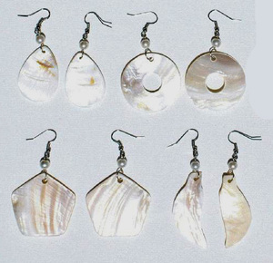 Boucles d'oreilles en coquillage sculpté à la main, couleur crème blanche, 1 pièce, bijoux en coquillage, vente - Product Image 1