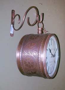 Reloj de Metal de 2 caras de Victoria Station, pantalla de aguja de cuarzo bellamente hecha a mano para decoración del hogar, alta calidad a granel - Product Image 3