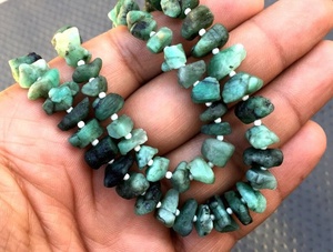 พลอยสีเขียวมรกตธรรมชาติเกรด AAA รูปทรงไม่สม่ำเสมอมีความสูง8มม. เจาะตรงกลางหินสีเขียวดิบแบบเจาะขายส่ง - Product Image 4