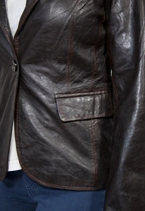 Chaqueta de cuero asimétrica con cremallera para mujer en Ajuste callejero moderno hecho con piel genuina para una moda de motociclista urbana elegante - Product Image 4