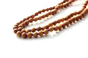 Compre cuentas de Mala de sándalo blanco indio, collar de aroma de borla de seda, joyería de Yoga, collar de joyería de piedras preciosas hechas a mano - Product Image 2