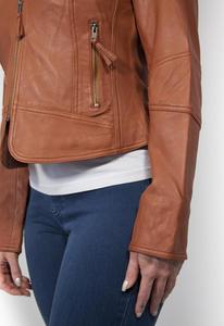 Veste en cuir à la cannelle de style motard chic et sur mesure pour femmes en peau de mouton d'agneau véritable douce - Product Image 2