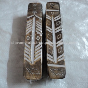 Quemadores de incienso de madera de mango quemada, tallados a mano en India por Laxmans, diseños variados para uso religioso diario, venta al por mayor. - Product Image 6