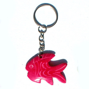 Llaveros étnicos tallados a mano en forma de pez, patrones ecológicos de animales de nuez de tagua, accesorios coloridos de Ecuador - Product Image 1