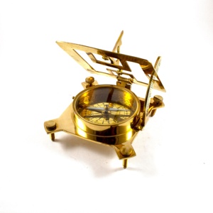 Latón antiguo Reloj de sol cuadrado de 3 pulgadas Brújula Construcción de metal y aleación Encerrado en una caja de madera con acabado de latón - Product Image 3