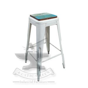 Tabouret de bar industriel vintage en bois récupéré et fer pour la salle à manger, le salon et l'école. - Product Image 5