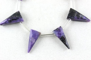 Triángulo facetado de alta calidad, piedras preciosas de Charoite Natural, cuentas de Briolette, fabricación de joyas sueltas, corte de estilo de colección de piedra - Product Image 3