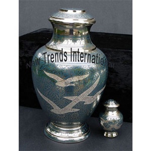 Urnes de crémation gravées d'oiseaux en métal de conception contemporaine et urnes funéraires mémorables urnes de cendres de haute qualité durables - Product Image 2