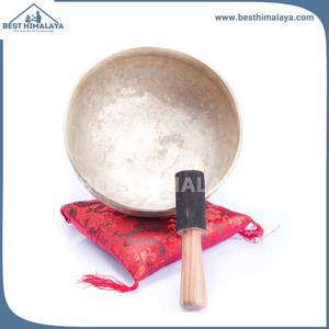 Bols chantants tibétains en laiton violet faits à la main avec des motifs culturels gravés pour la méditation des chakras et la guérison de l'âme - Product Image 3