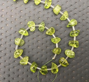 Percé central poli rugueux naturel péridot brut août pierre de naissance pour la fabrication de bijoux d'été perles de pierres précieuses - Product Image 4