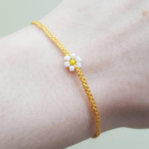 สร้อยข้อมือเดซี่แฮนด์เมดสุดมหัศจรรย์ สร้อยข้อมือมิตรภาพดอกไม้สีเหลือง - Product Image 1