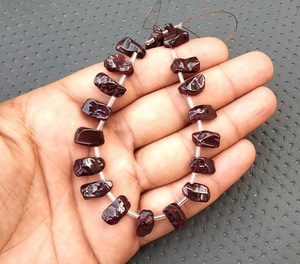 Pierre précieuse en grenat rouge naturel de forme inégale, poli, côté rugueux, bords de matière première percés, pierre de Type Multi naturel - Product Image 3