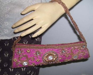 Bolso de mano bordado con cuentas de satén patrón geométrico - Product Image 3