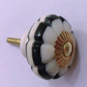 Fournisseur de boutons indiens de confiance Gamme complète Quincaillerie indienne Pierres en résine osseuse Poignée et boutons Fleur Bouton d'armoire fait main indien - Product Image 5