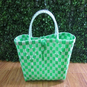 กระเป๋าโท้ท PVC ทำด้วยมือเป็นมิตรต่อสิ่งแวดล้อมในเวียดนามพร้อมฝาปิดปักเลื่อมและหลากสี-ใช้ได้ทั้งชายและหญิง - Product Image 2