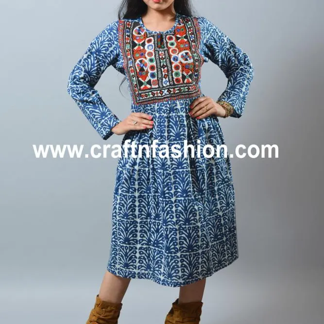 אינדיגו יד בלוק הדפסת הקיץ ללבוש שמלה-שמלת סגנון-קוץ 'עול צוואר-יד רקמה-מראה עבודה-הודי מסורתי Kurti