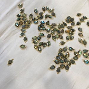 10mm 12mm naturel gris Labradorite pierre précieuse poire or lunette connecteur pour la fabrication de bijoux prix de gros auprès du fournisseur acheter maintenant - Product Image 1