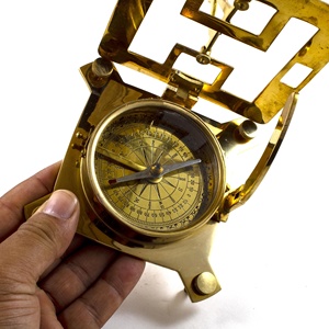 Latón antiguo Reloj de sol cuadrado de 3 pulgadas Brújula Construcción de metal y aleación Encerrado en una caja de madera con acabado de latón - Product Image 4