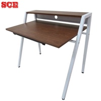 Houten en metalen bureau met plank voor thuiskantoor, geschikt voor schrijven en laptopgebruik