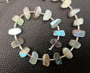 Pierre précieuse de labradorite naturelle de forme inégale, perceuse centrale brute polie belle bleue flashy 1 brin en gros - Product Image 2