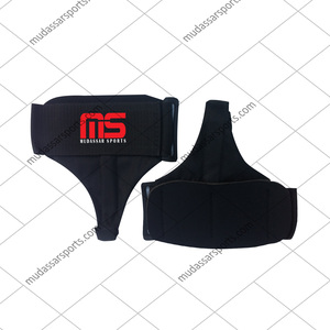 Crochet de musculation en acier inoxydable Mudassar Sports avec sangles de poignet en néoprène - Couleur et logo personnalisables - Product Image 1