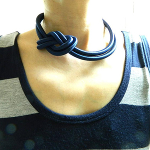 สร้อยคอปมเชือกสีน้ำเงินทำมืออย่างสวยงาม สไตล์ทะเล - Product Image 1