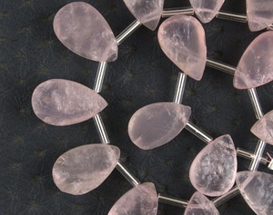 Piedra preciosa de cuarzo rosa natural en forma de pera con pulido en la parte posterior cruda y sin tratar hermosa piedra para hacer joyas rosas - Product Image 3