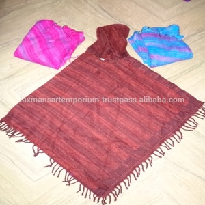 Vente en gros de ponchos en laine d'hiver avec col à capuche Modèle en laine acrylique rayé tendance Ponchos à la mode d'Inde - Product Image 4