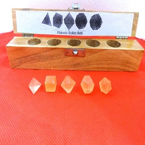 เซเลนไนต์ธรรมชาติอัญมณีสีส้มเซเลไนต์ชุดรักษารูปทรงเรขาคณิตศักดิ์สิทธิ์พร้อมกล่องไม้ชุดรูปทรงเรขาคณิตเรกิอันศักดิ์สิทธิ์คริสตัล - Product Image 1