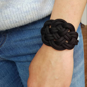 สร้อยข้อมือคุณภาพพรีเมียมสำหรับผู้หญิง, สร้อยข้อมือแบบหนา, สร้อยข้อมือสีดำ - Product Image 1