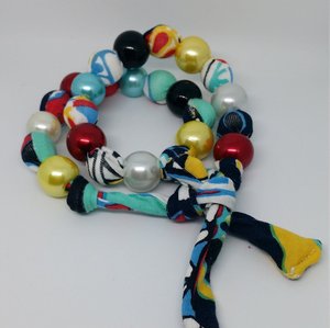 Collier textile - Chaîne de tissu multicolore fait main, Symbole de bonheur - Product Image 1