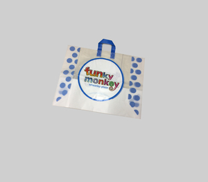 Bolsas de plástico suaves con asas impresas a medida en Vietnam - Product Image 1