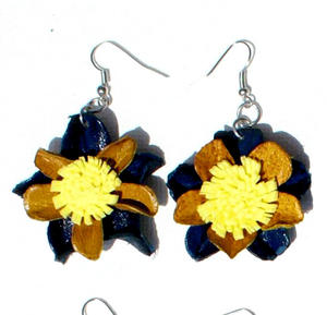 เครื่องประดับแฟชั่นทำด้วยมือของชาวเปรูสำหรับผู้หญิงต่างหูหนังรูปดอกไม้สีสันสดใสดีไซน์เครื่องแต่งกายทำด้วยมือ - Product Image 1