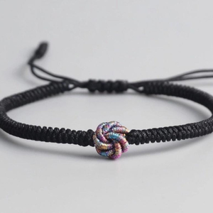 Pulsera de Nudos de Cuerda Trenzada Tibetana Hecha a Mano, Mágica - Product Image 1