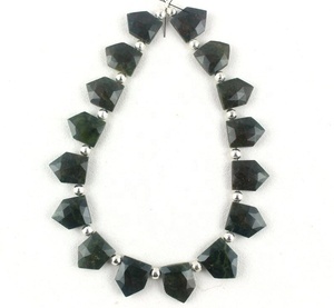 Perles de pierres précieuses de jaspe vert naturel fait à la main en forme de pentagone à facettes pour la fabrication de bijoux grossiste indien - Product Image 1